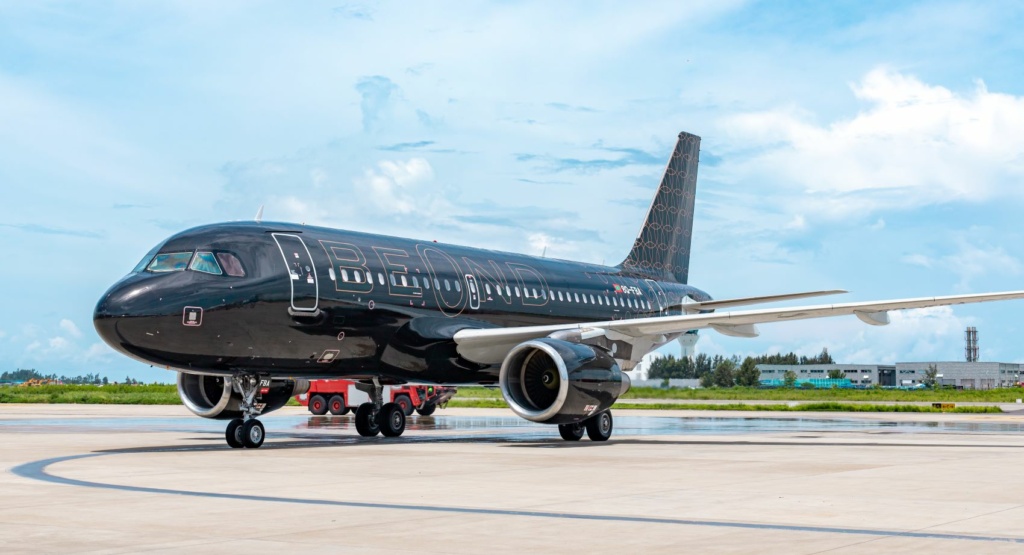 Flugzeug der Airline Beond auf Rollfeld