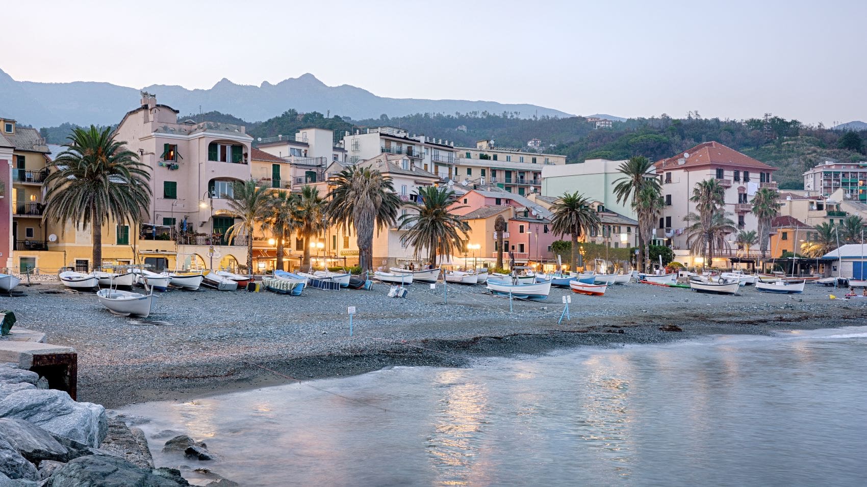 Hafen in Cogoleto mit Booten