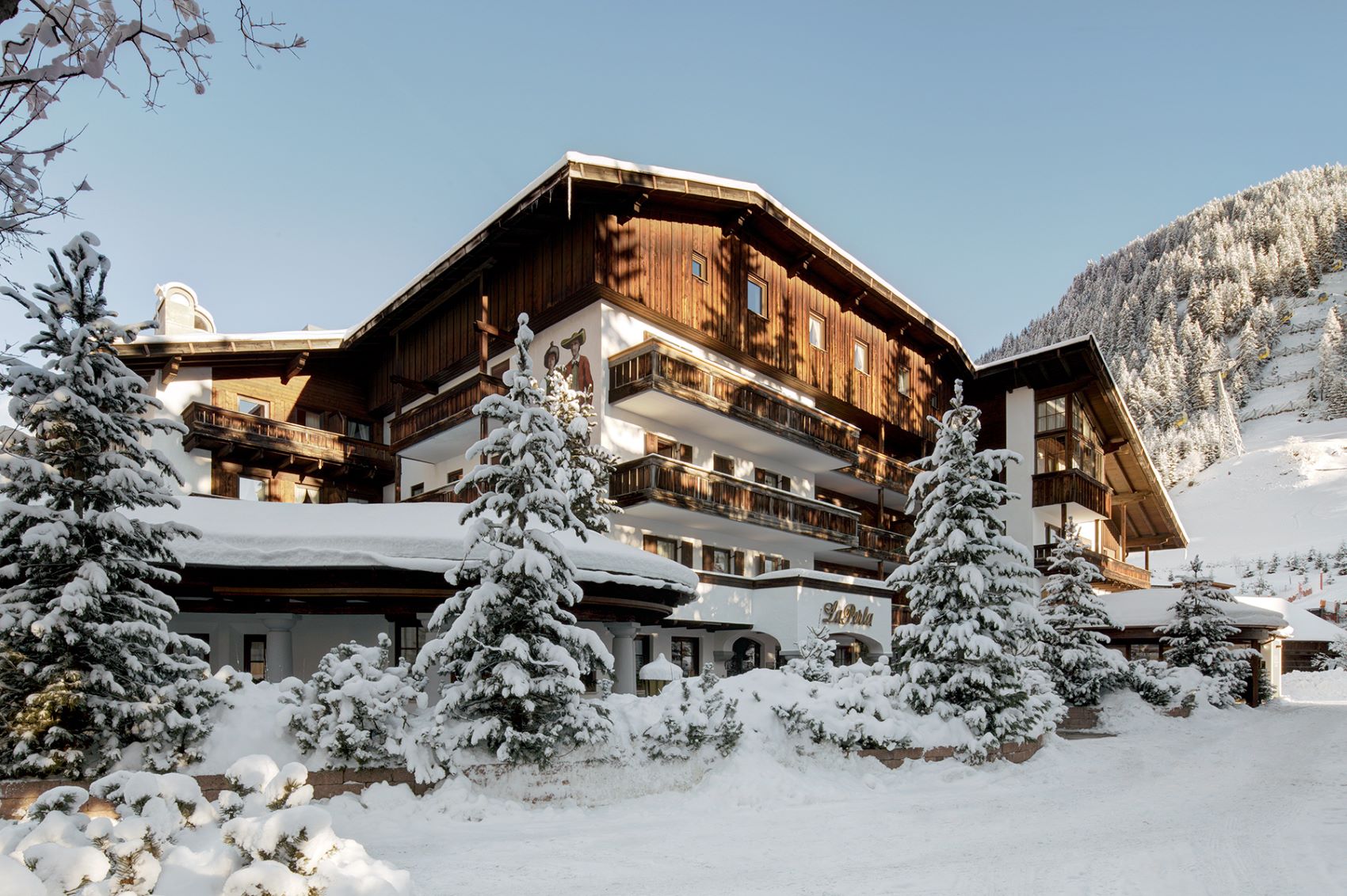 Hotel La Perla Außenansicht Winter Schnee