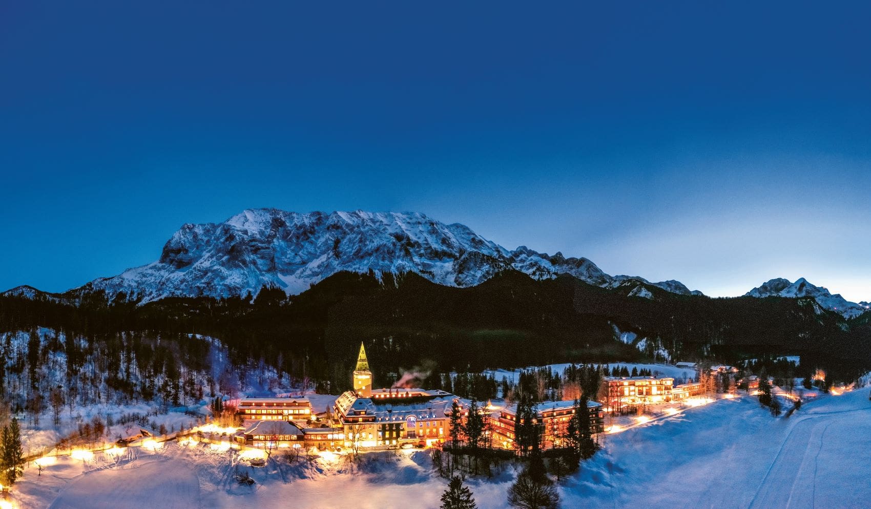 Blick auf Schloss Elmau im Winter