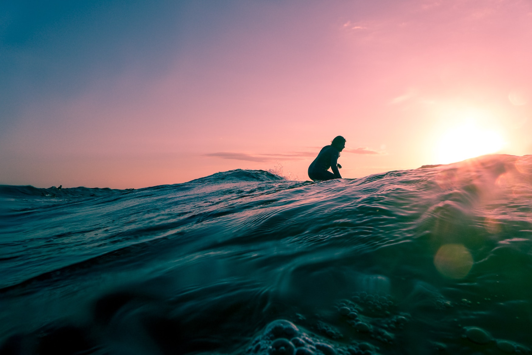 Surfen im Sonnenuntergang