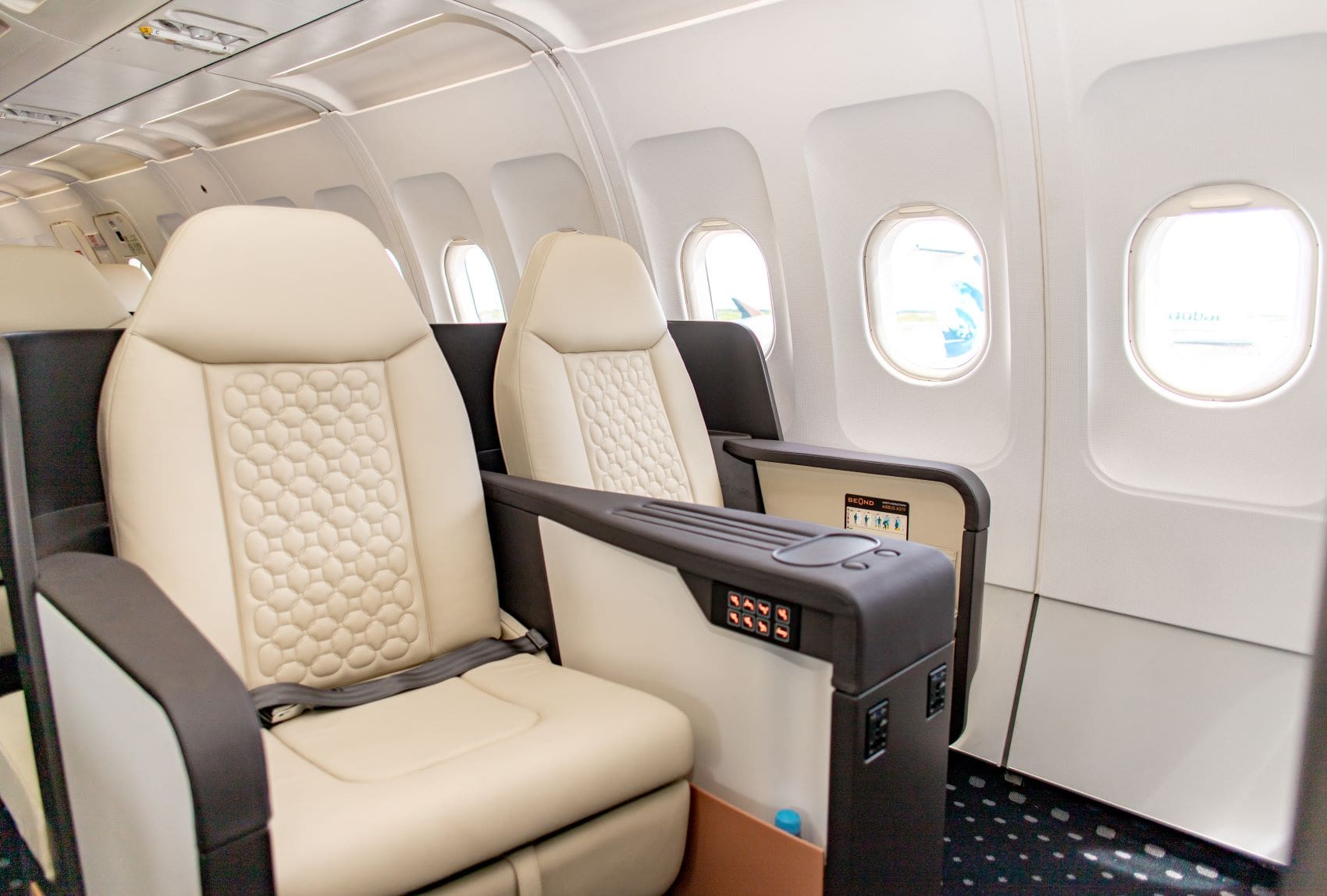 Sitze in Flugzeug der Airline Beond