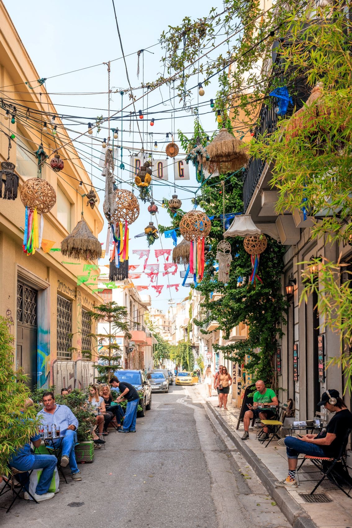 Gasse mit Außengastronomie im Athener Stadtteil Psirri