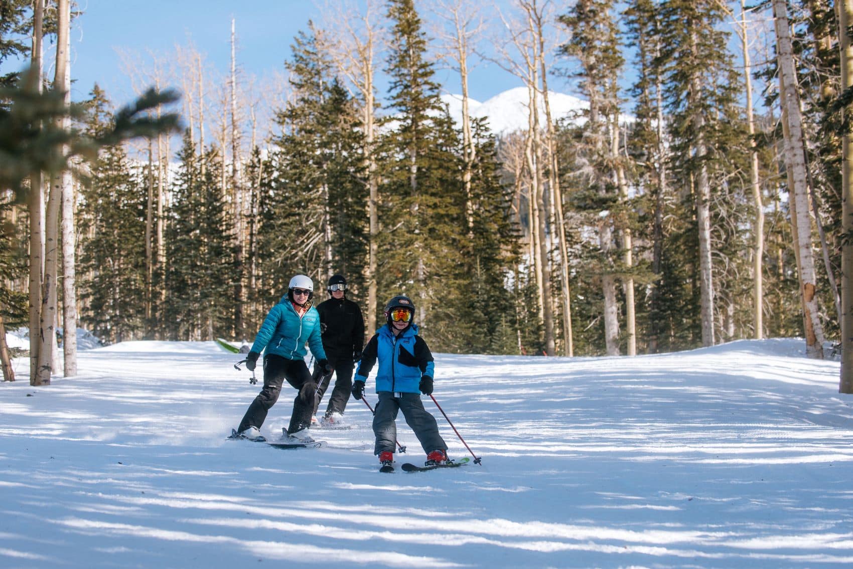 Familie beim Skifahren in Arizona 