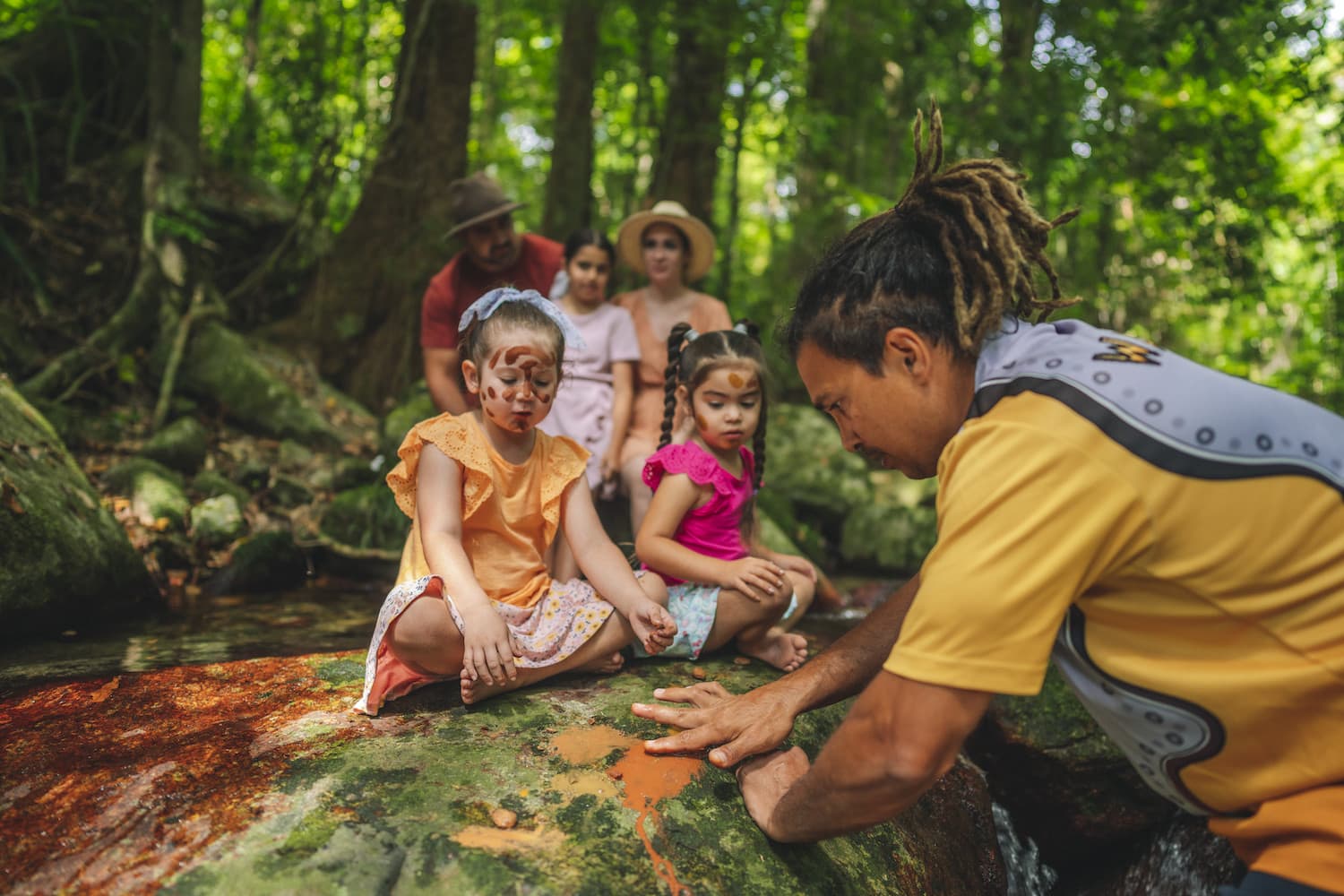 Eine geführte indigene Tour, z. B. mit Walkabout Cultural Adventures, ist ein Spaß für Groß und Klein.