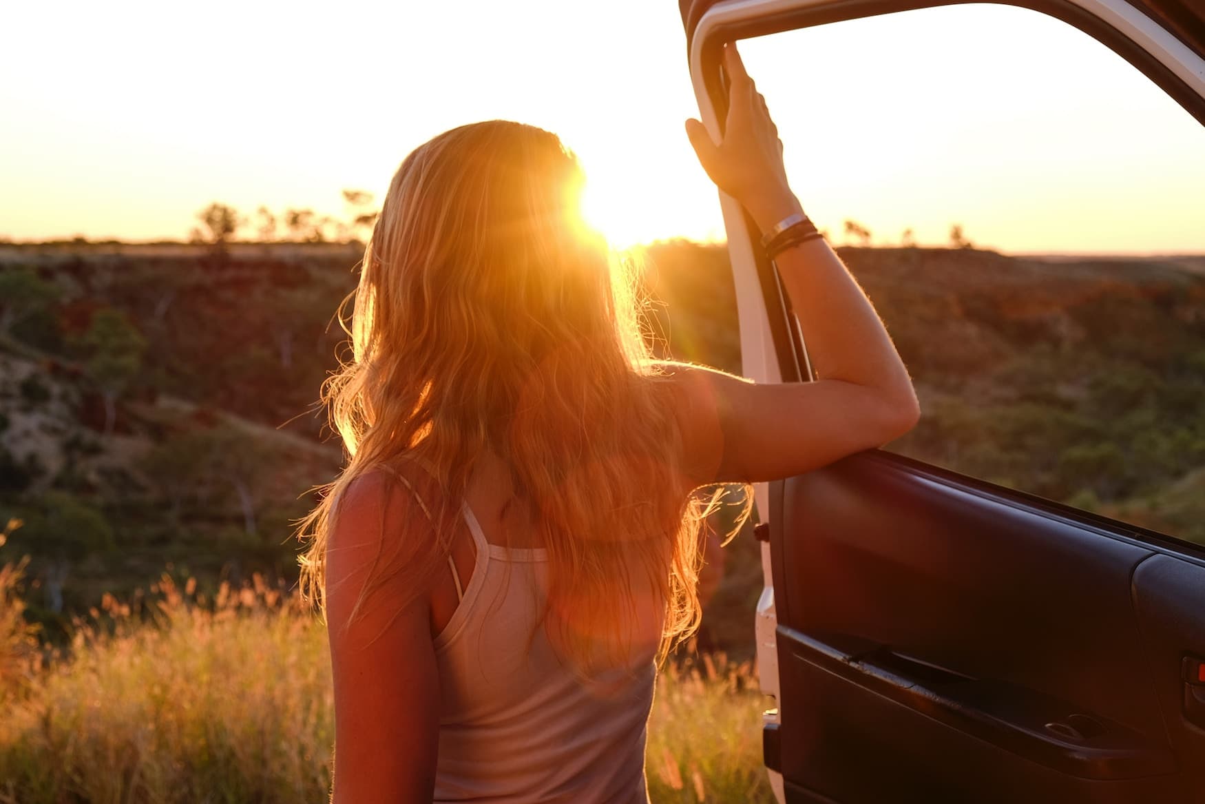 Frau im Sonnenuntergang