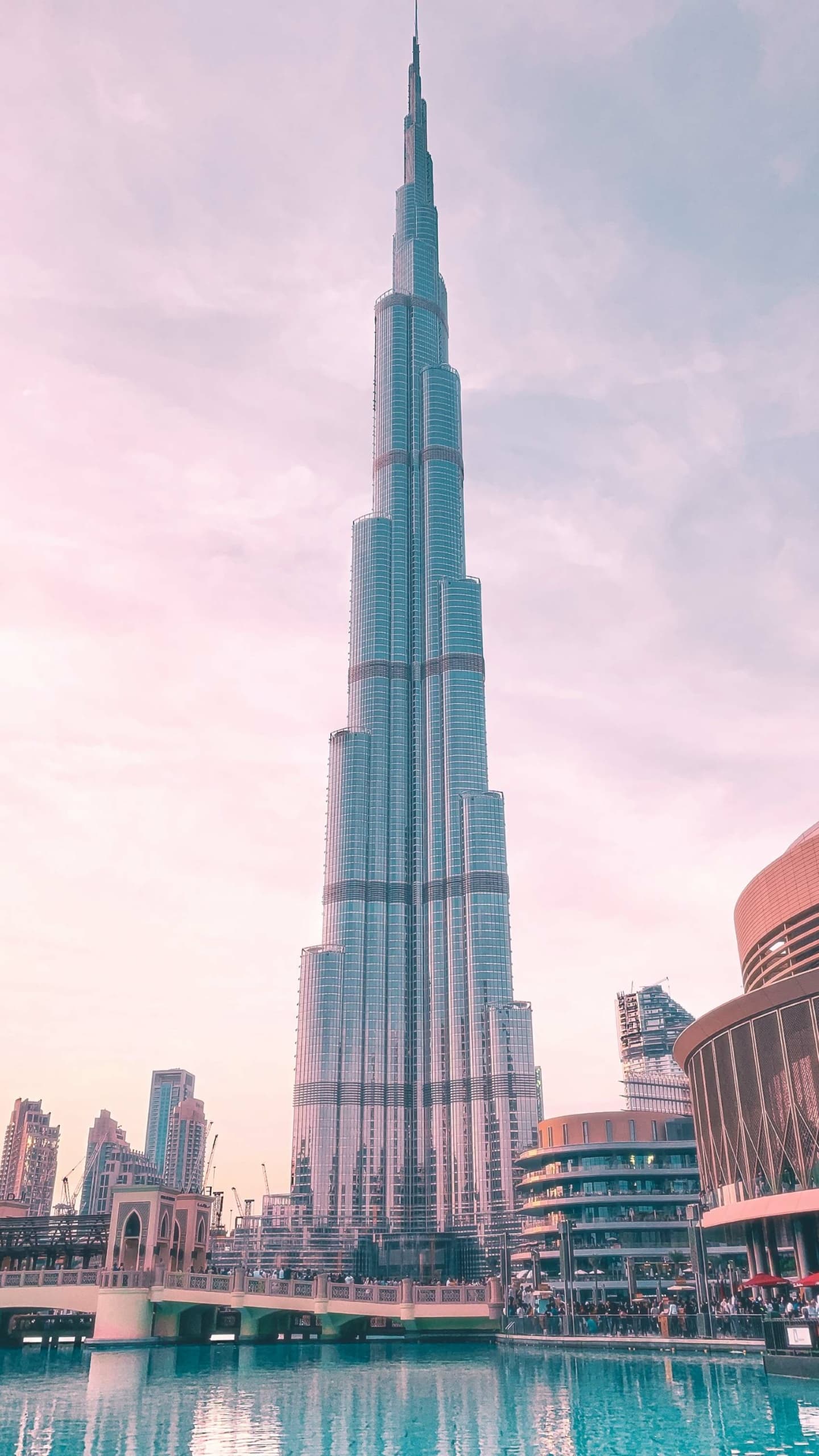 Blick von unten auf Burj Khalifa in Dubai