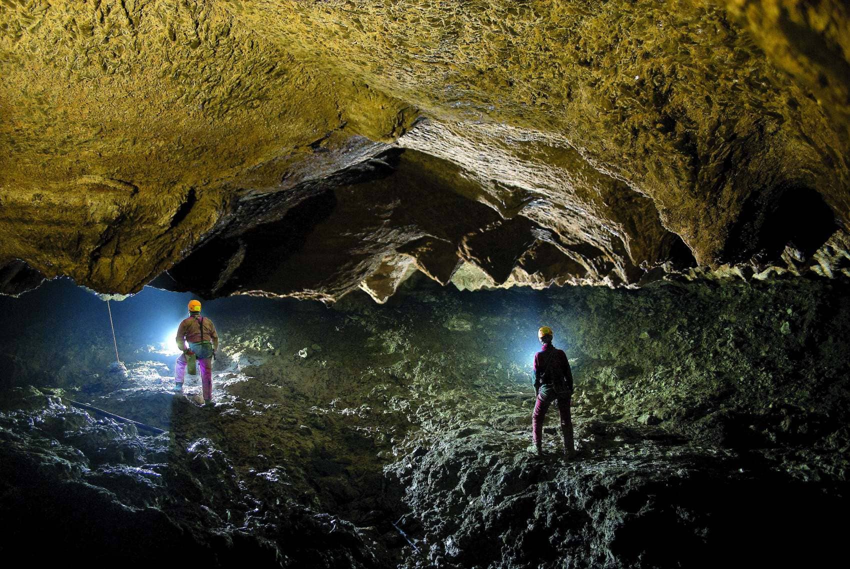 Forscher in Höhle in Nordapennin, Italien