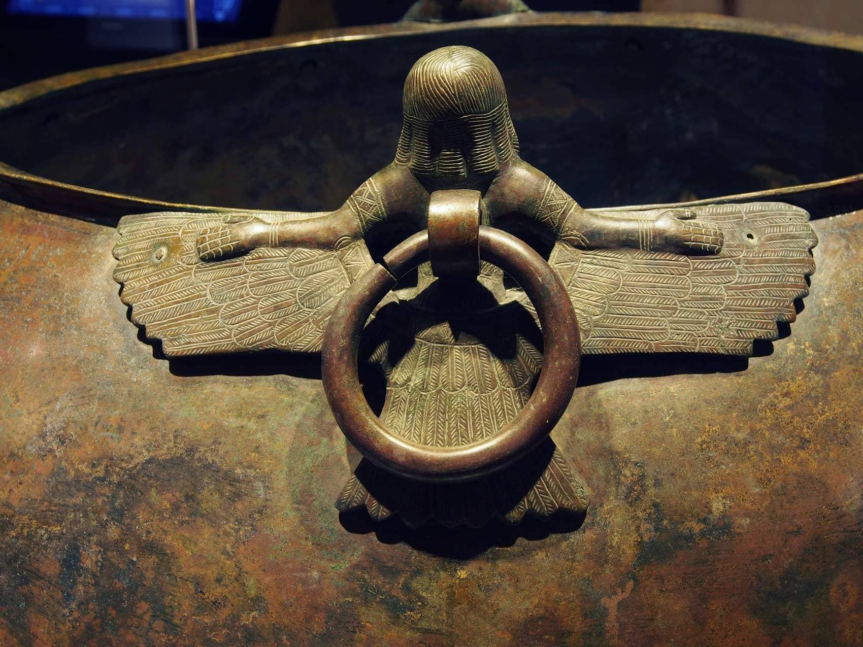 Kessel mit Sirenen- und Dämonenaufsätzen aus Bronze