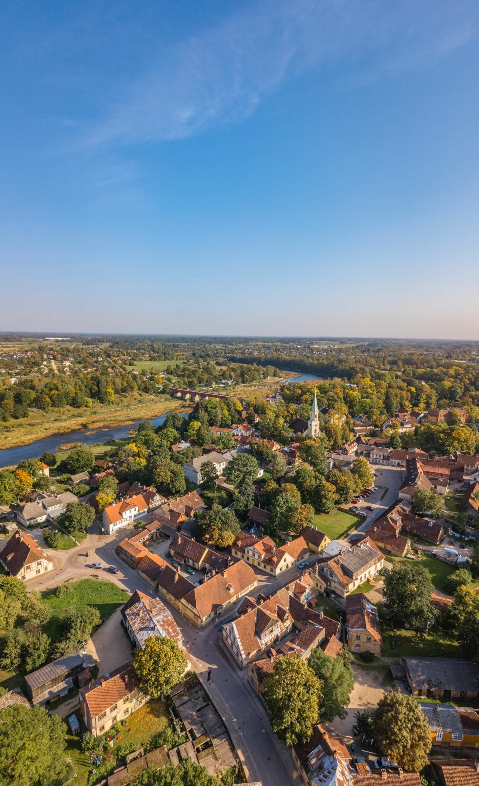 Siedlung in Kuldiga aus der Luft aufgenommen