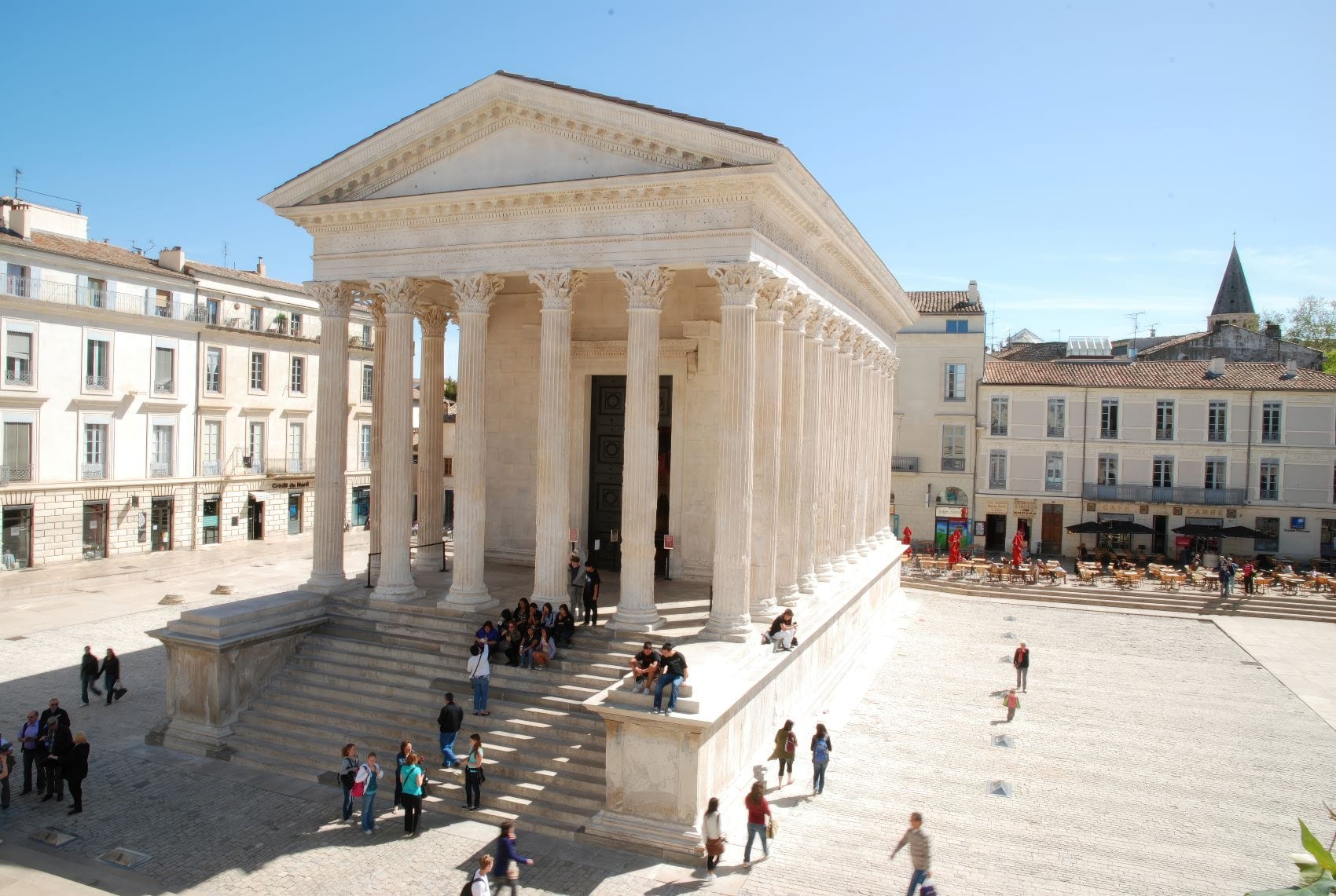 Besucher vor dem Maison Carrée in Nîmes