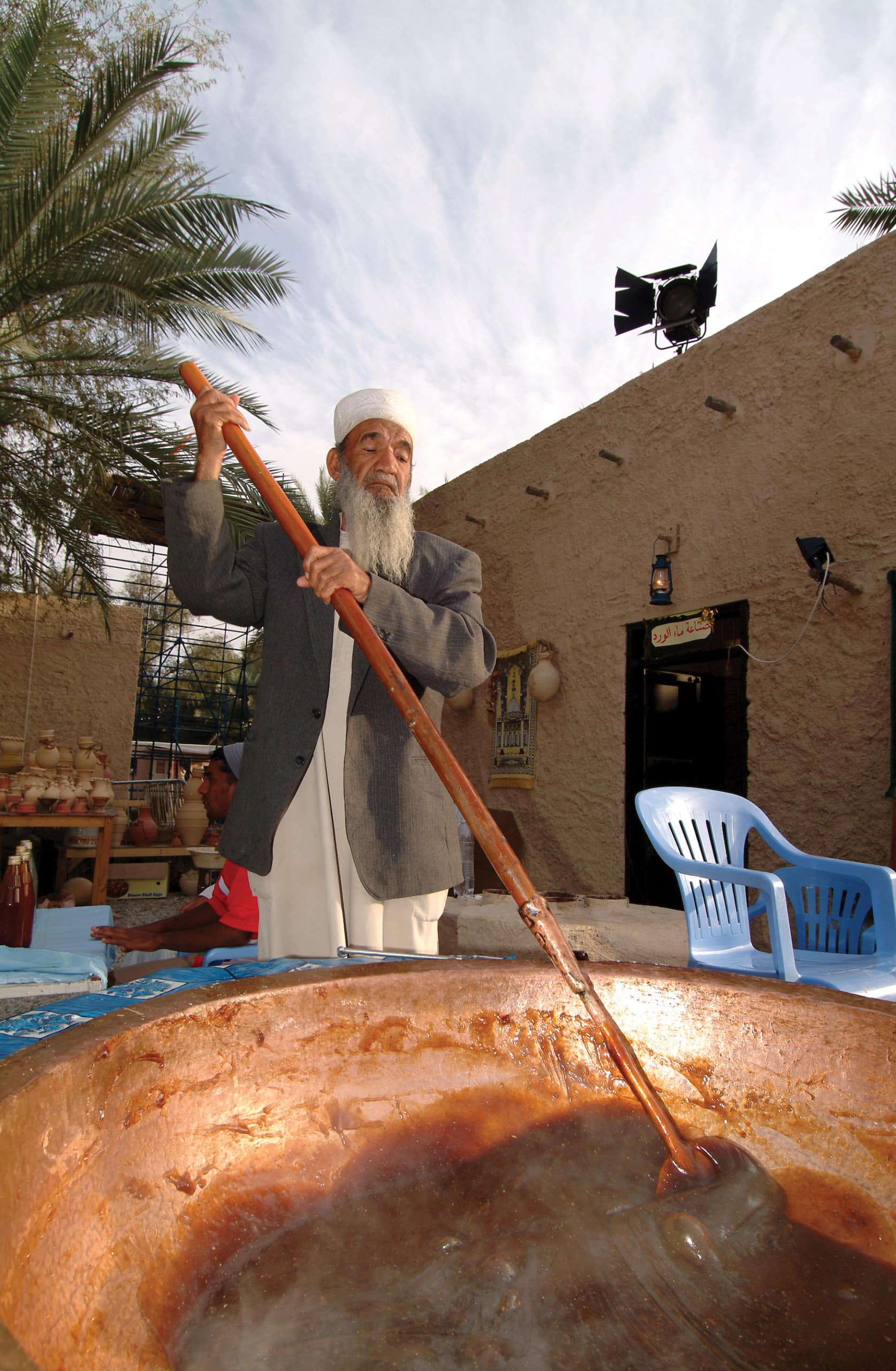 Mann macht Halwa im Oman