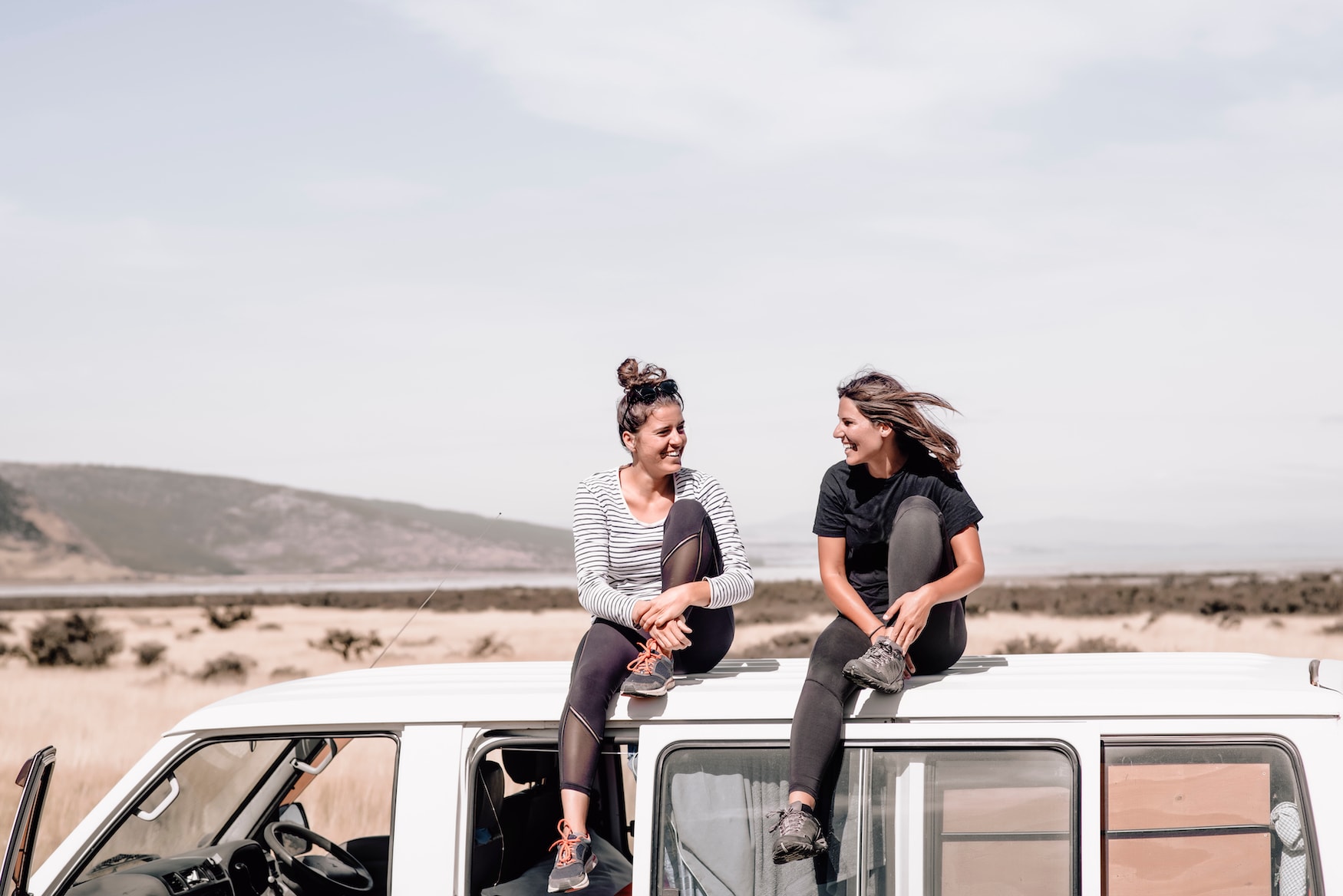 Zwei Frauen auf einem Roadtrip durch Australien