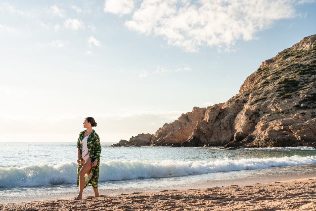 Person spaziert am Santa Maria Beach in Los Cabos, Mexiko