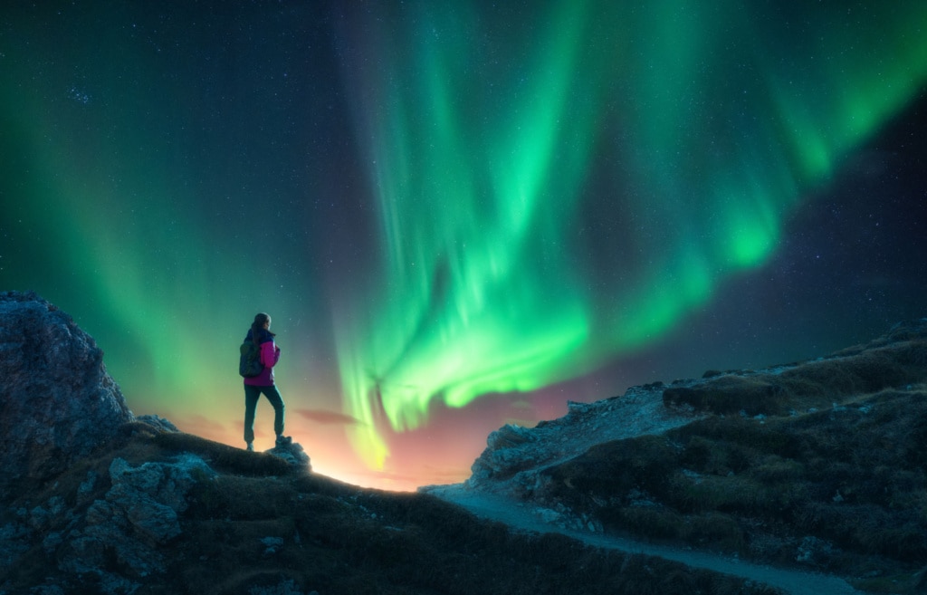 Nordlichter über Gipfel in Kanada