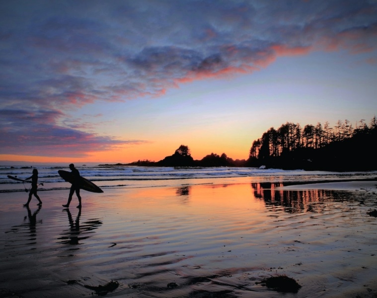 Strand in Tofino mit Surfern