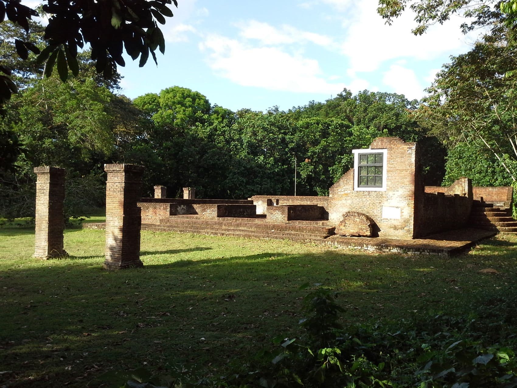 Western façade ruin of Beraha VeSalom Synagogue