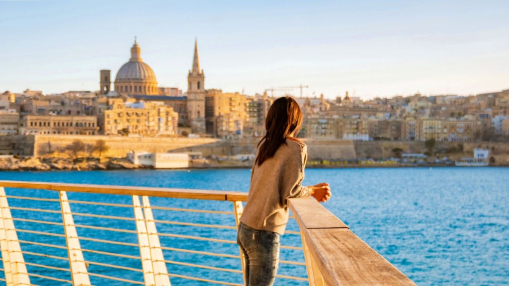 Frau blickt auf das Panorama von Valletta, Malta