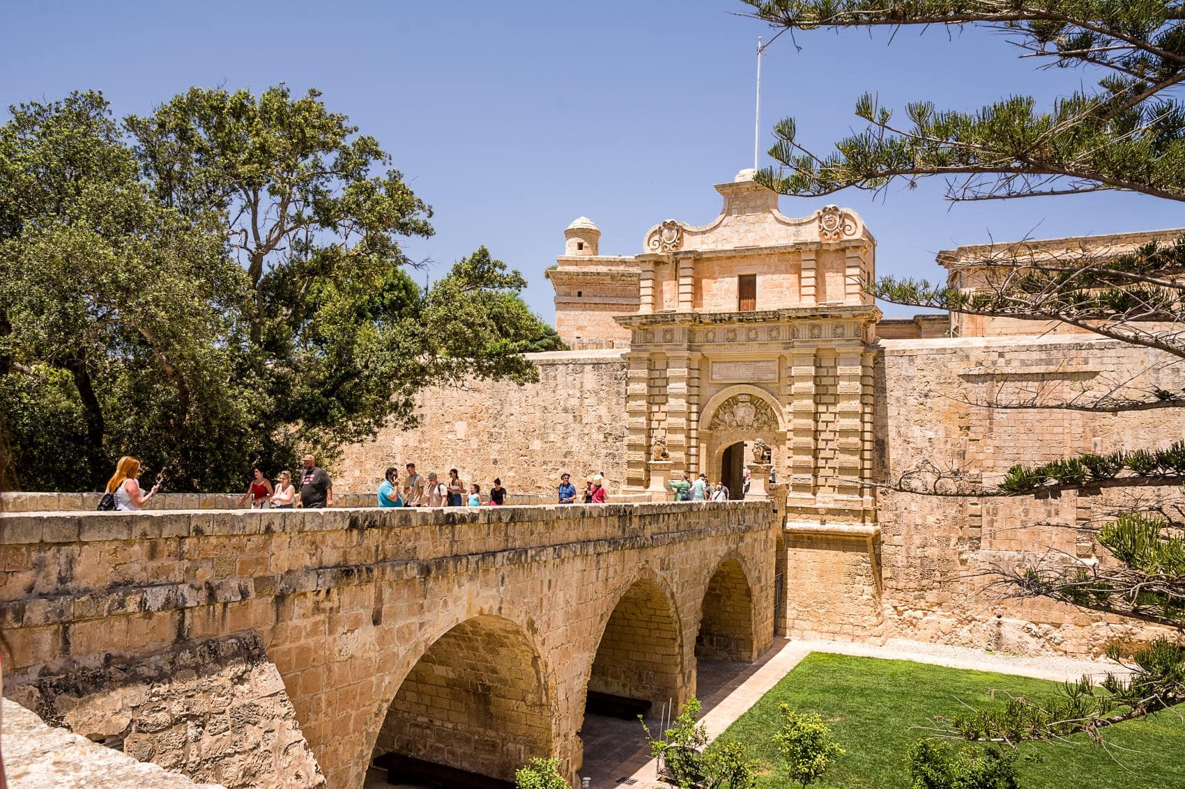 Brücke und Eingangstor in Mdina, Malta 