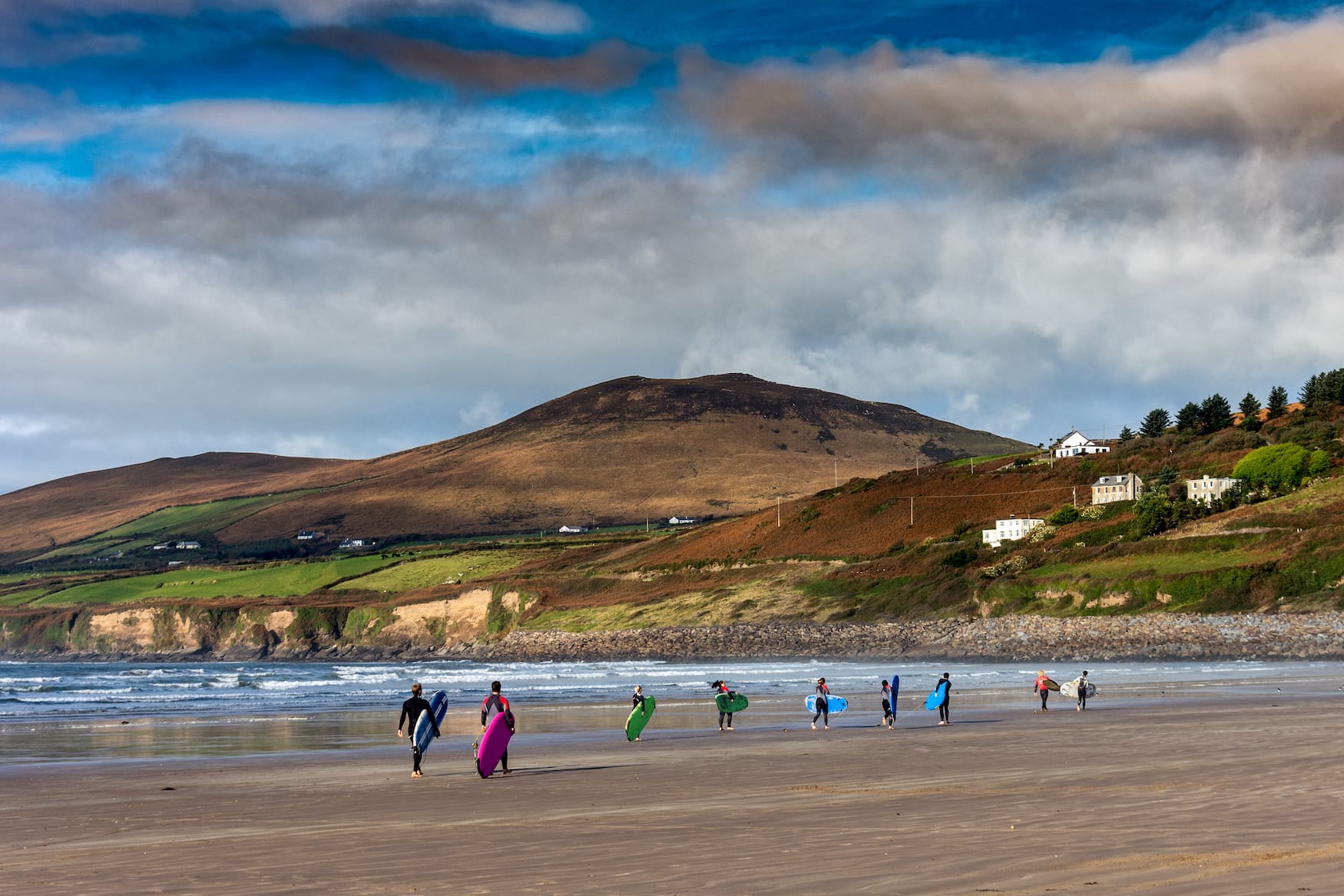 Inch Beach in Irland mit Surfern