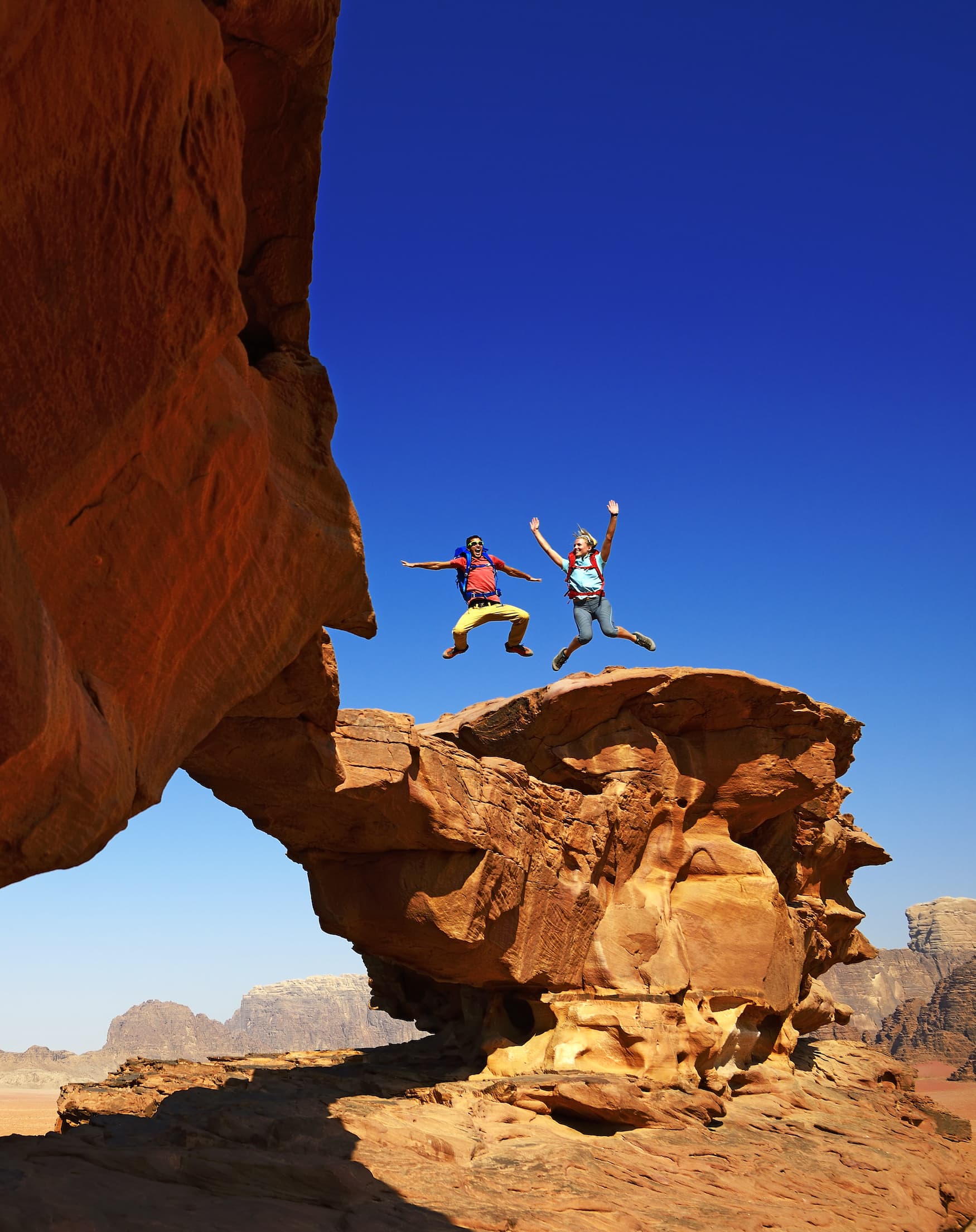 Zwei Wanderer im Wadi Rum