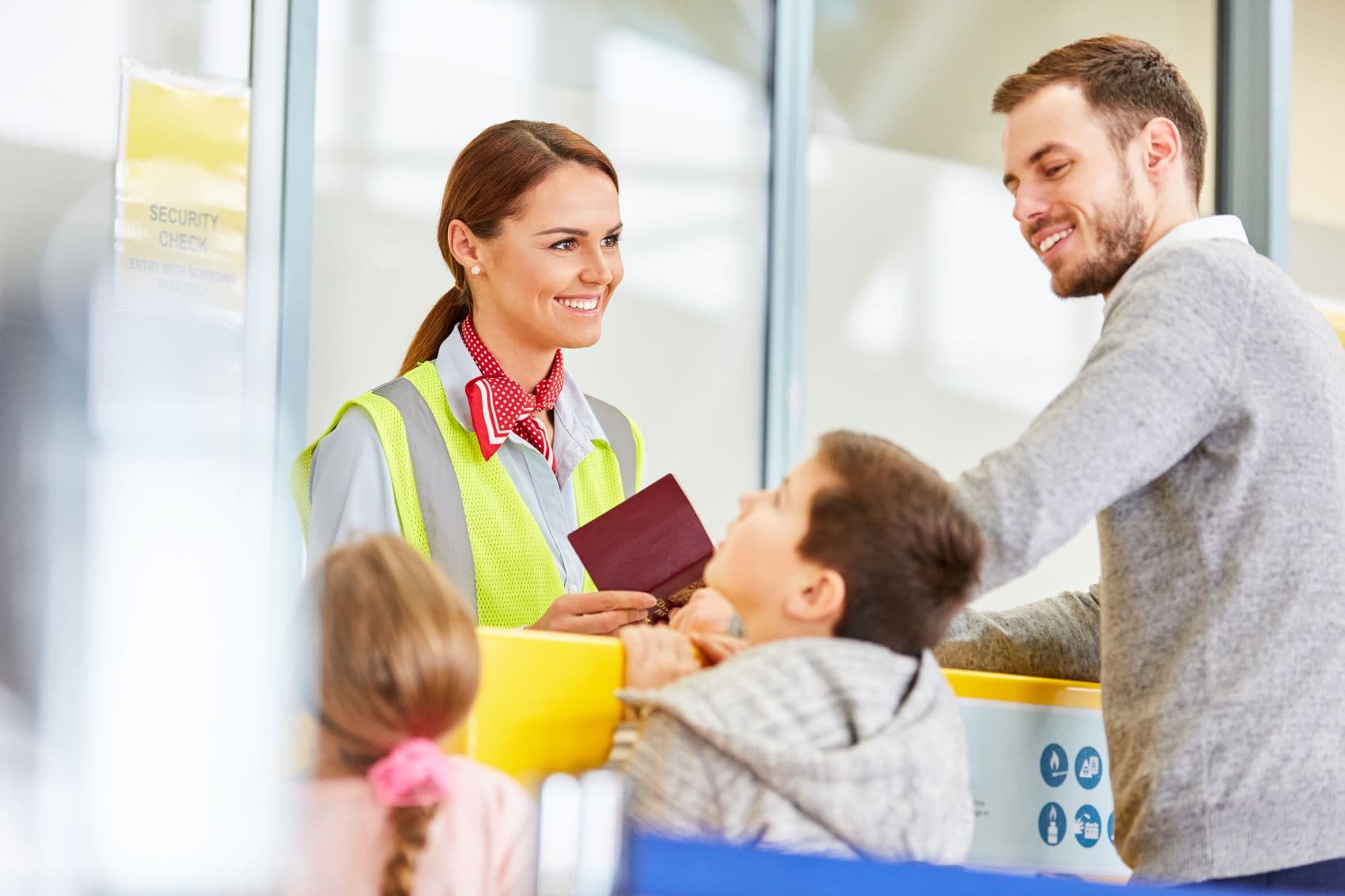 Flughafen: Mitarbeiterin kontrolliert Pässe einer Familie