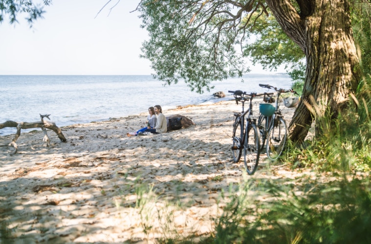 Am Naturstrand in der Nähe von Vierow bei einer Pause von der Radtour entspannen