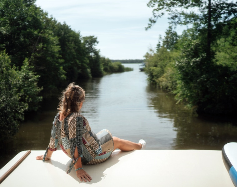 Gemütlich durch die Natur gleiten. Kein Problem auf einem Hausboot!