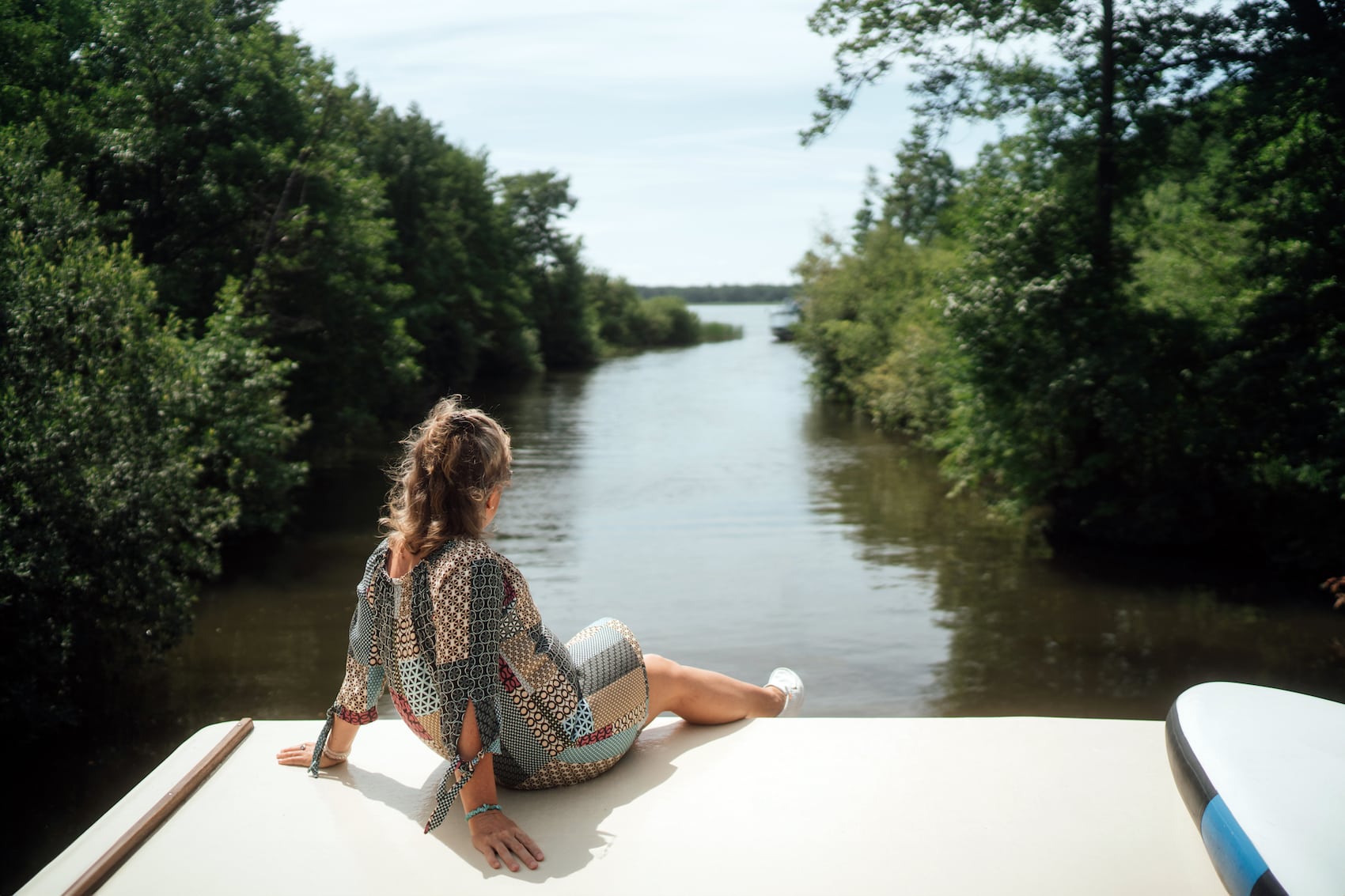 Gemütlich durch die Natur gleiten. Kein Problem auf einem Hausboot!