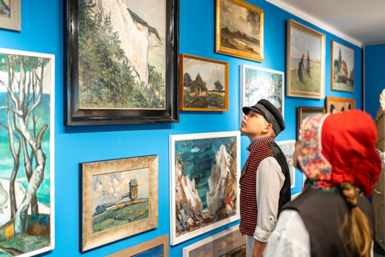 Kinder bestaunen die AUsstellung im Heimatmuseum in Föhren I Foto: TMV/Gross