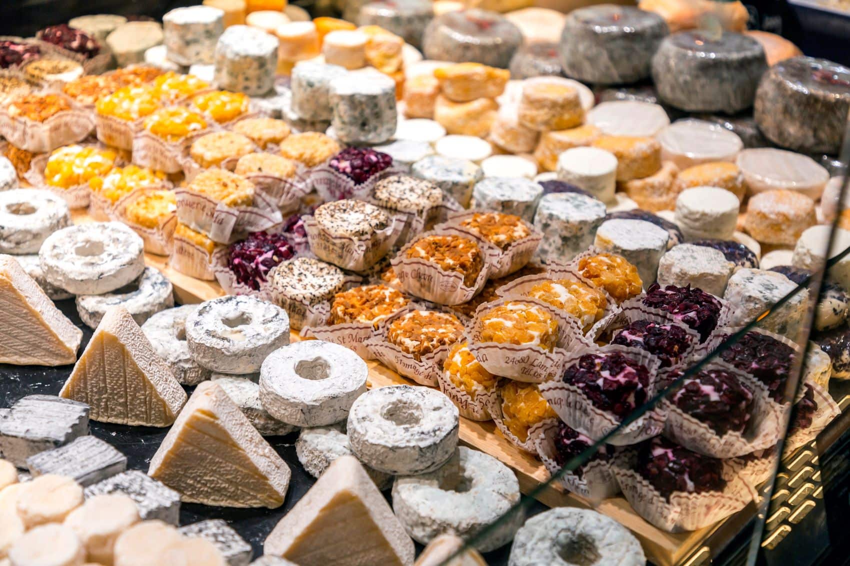 Auslage von süßem Gebäck und kleinen Törtchen