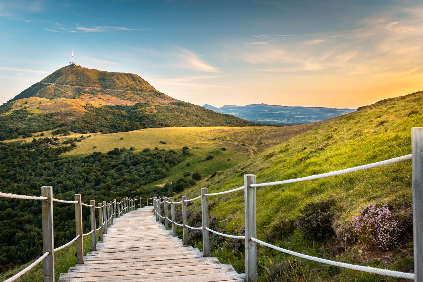 Treppen auf Wanderweg in Gebirgskette puy de Dome - Auvergne, Frankreich