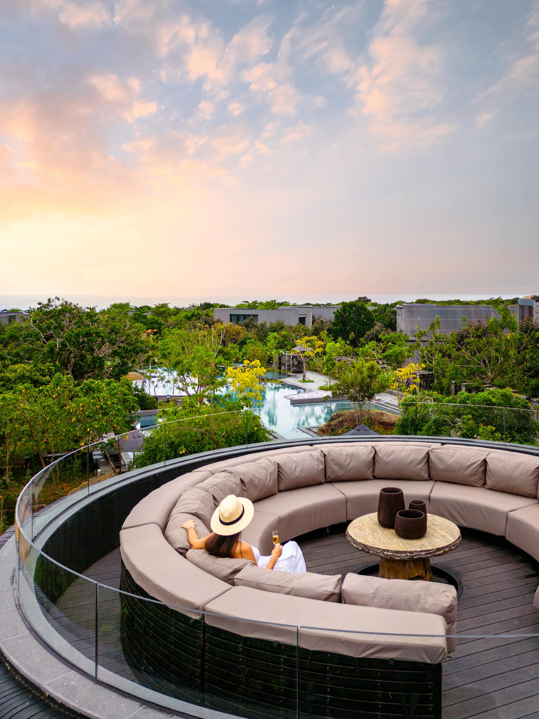 Frau am Pool im Hilton Yala Resort