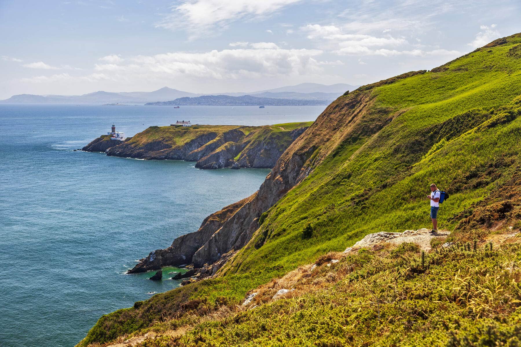 Blick auf die Dublin Bay und den Baily-Leuchtturm vom Howth Cliff Walk