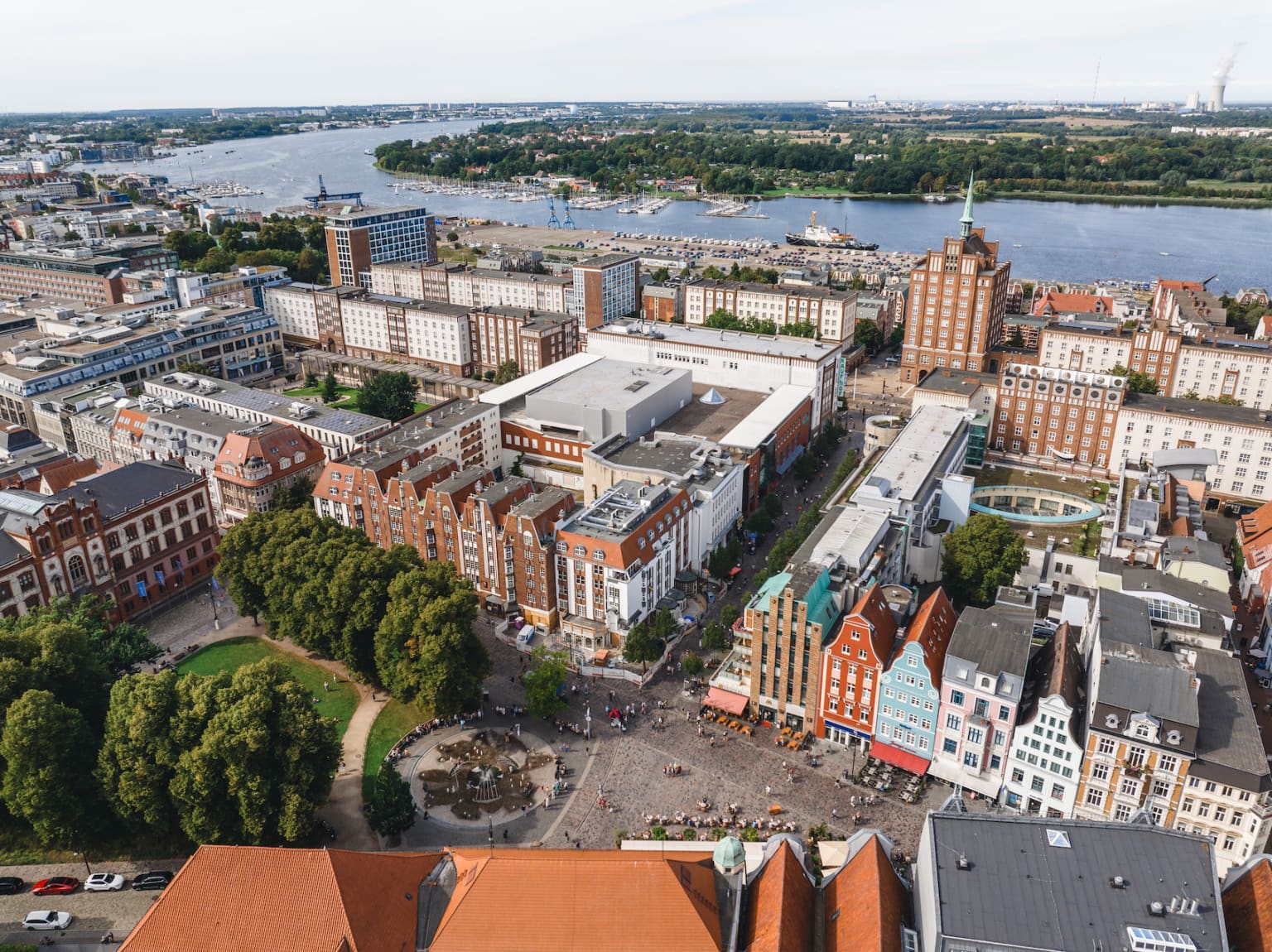 Luftbild von der Rostock innenstadt und dem Stadthafen