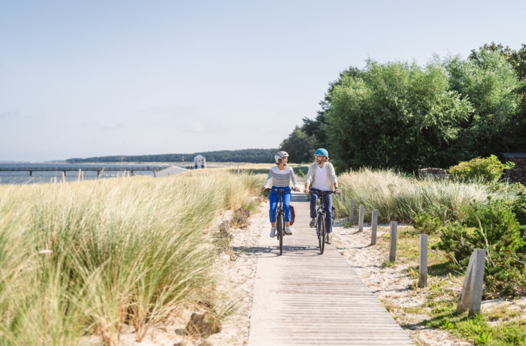 Mit dem Fahrrad am Strand von Lubmin bei Sonnenschein