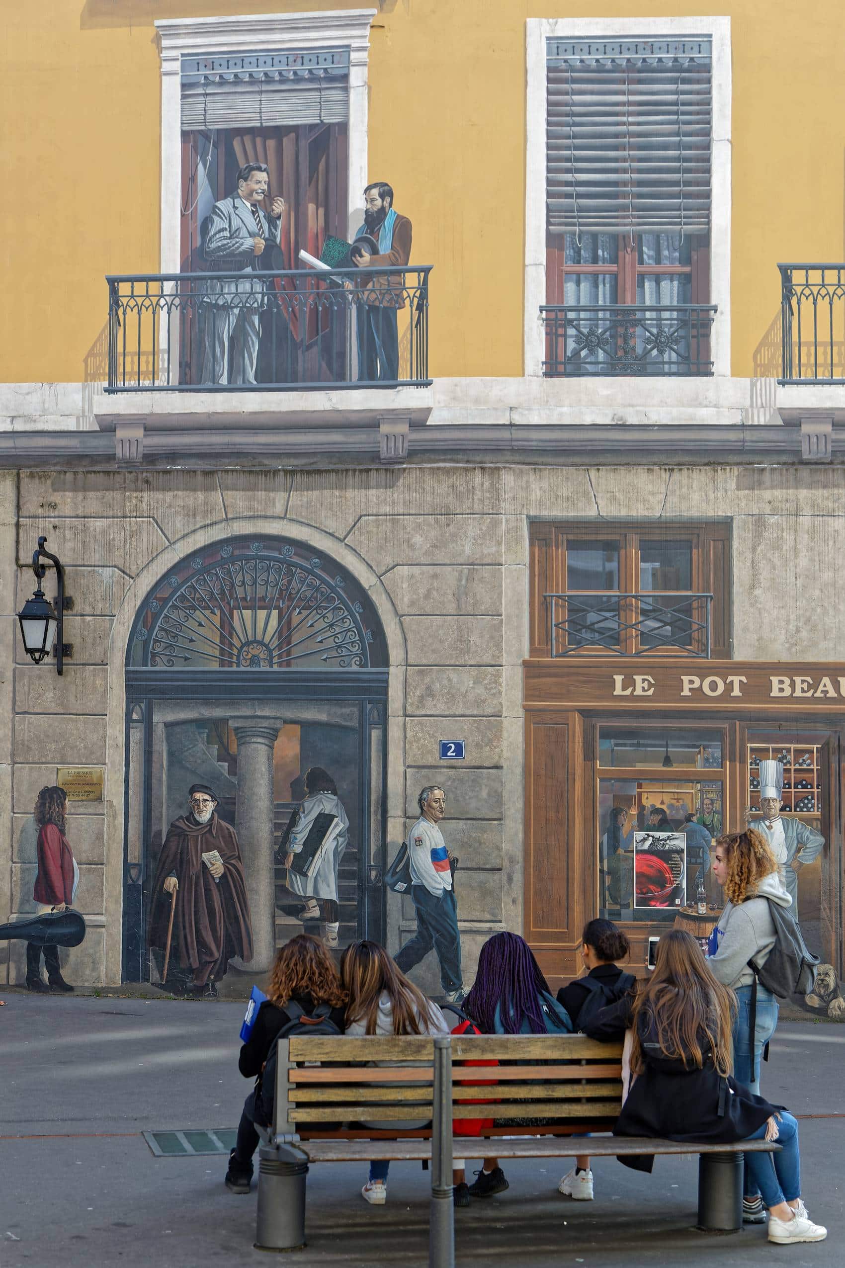 Junge Frauen vor einem Mural in Lyon