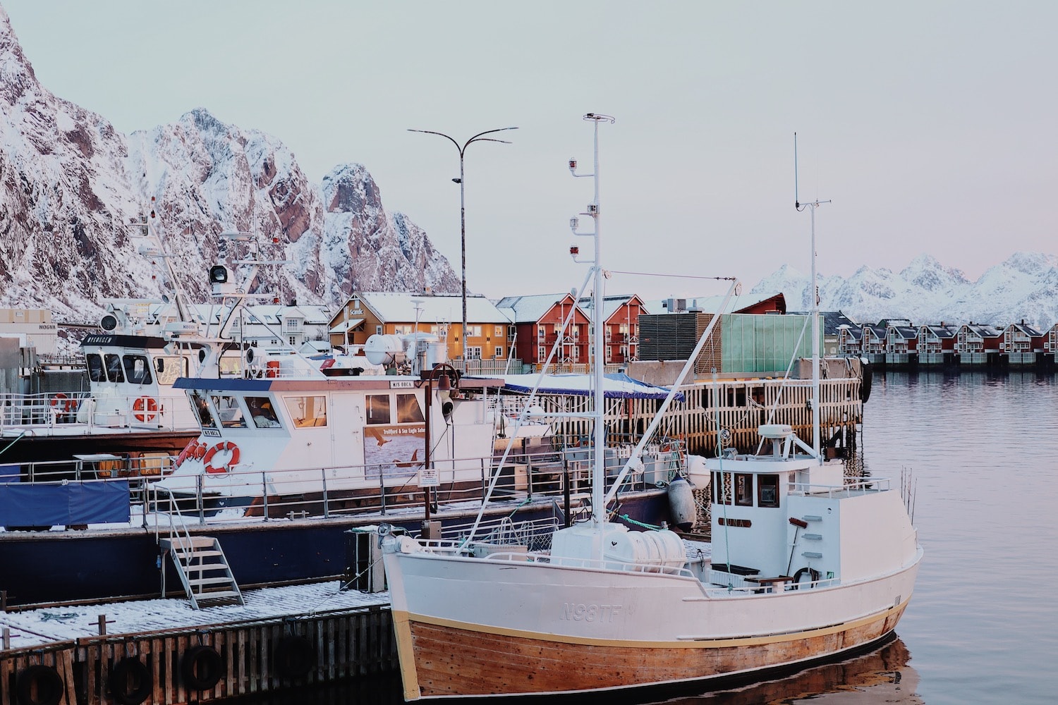 Boote im Wasser bei einem Roadtrip auf den Lofoten im Winter