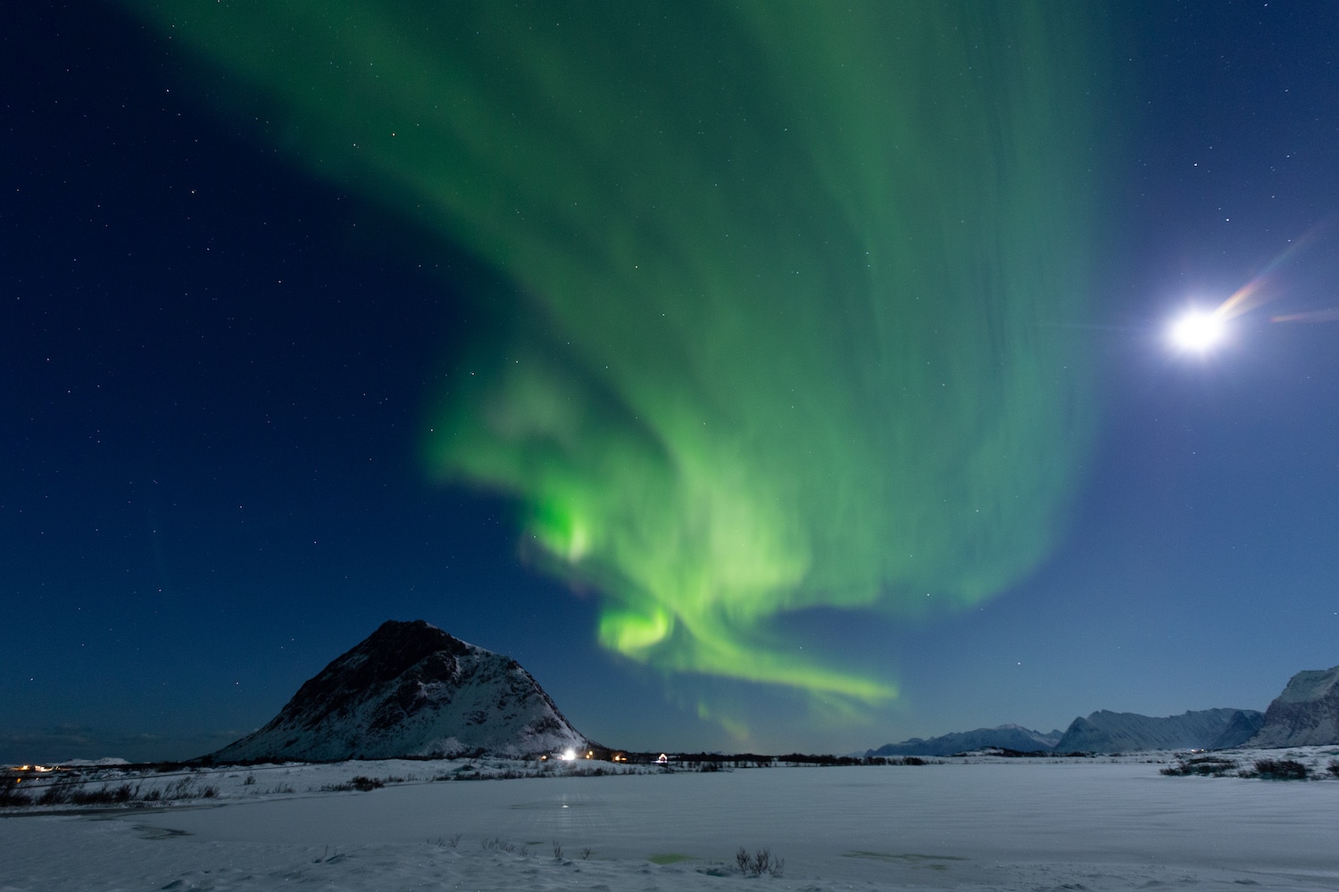 Nordlichter auf den Lofoten beim Roadtrip im Winter