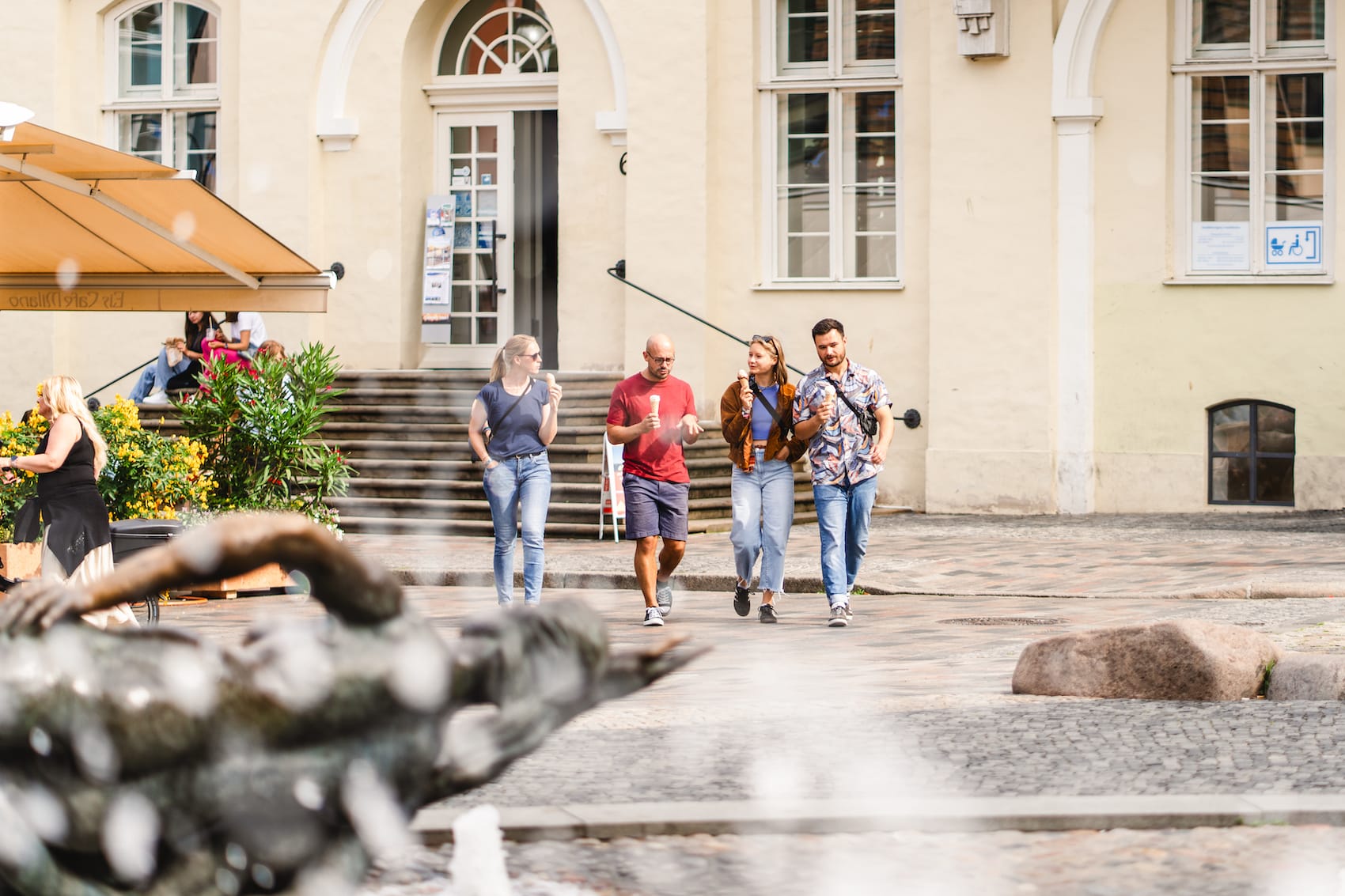 Mit einem sehr leckeren Eis schlendert es sich noch besser durch Rostocks hübsche Innenstadt. I Foto: TMV/ Gross