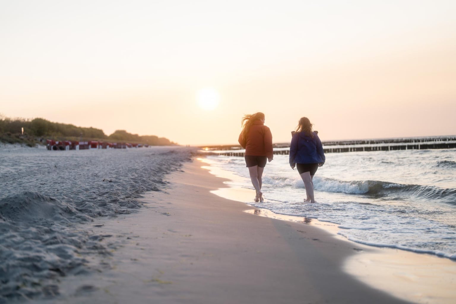 Schuhe aus und Füße ins Meer. Ein gelungener Abschluss in Koserow. I Foto: TMV/Gross
