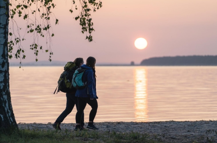 Auf dem Naturparkweg wandern durch Mecklenburg-Vorpommern.