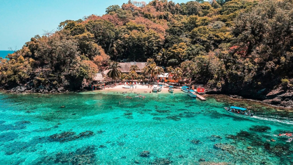Strand auf der Insel Cayos Cochinos in Honduras