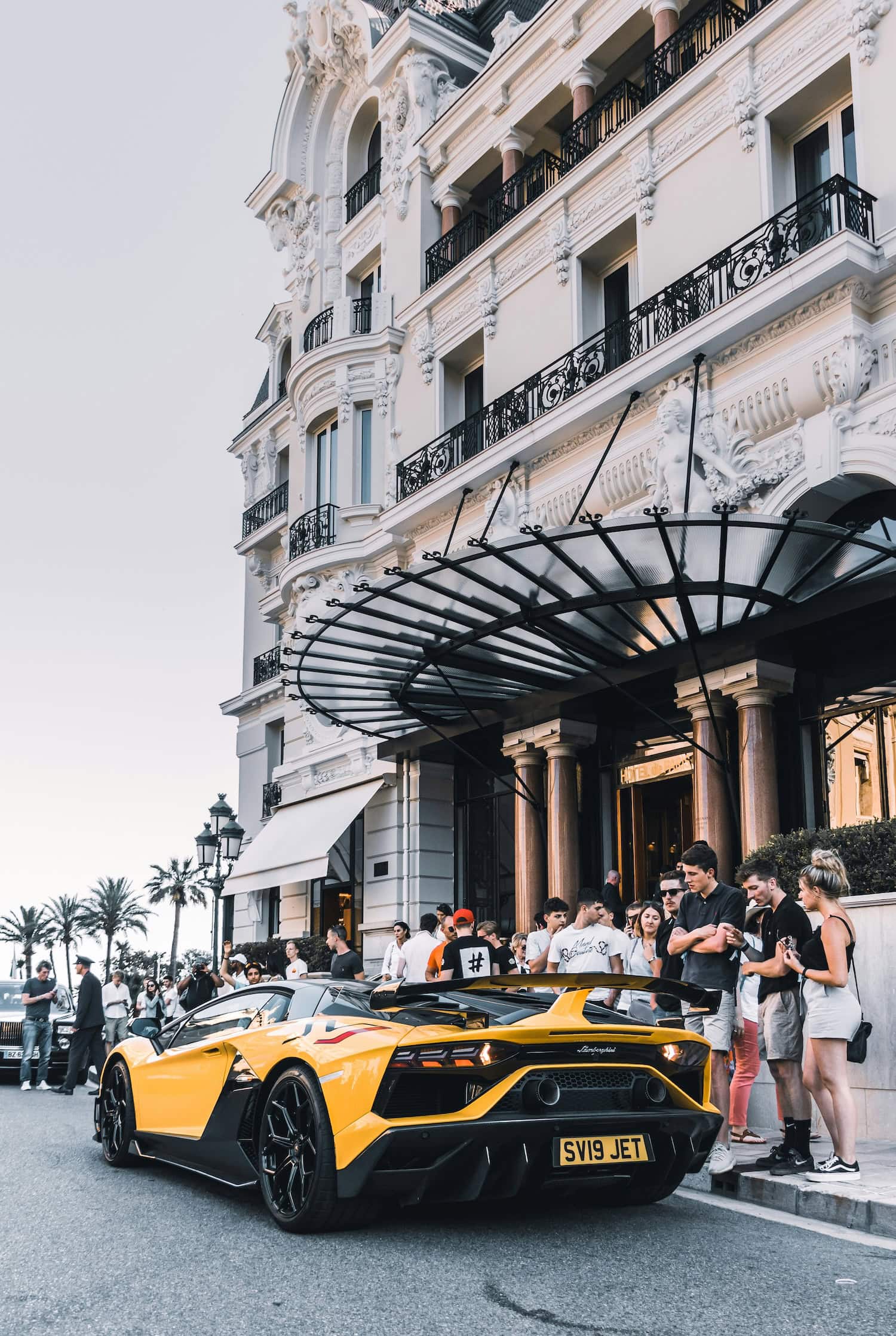 Auto vor einem Hotel in Monaco