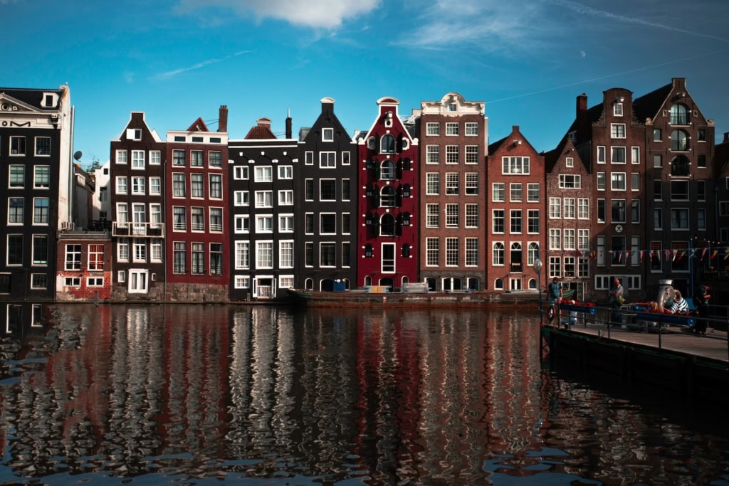 Straßenzug am Kanal in Amsterdam