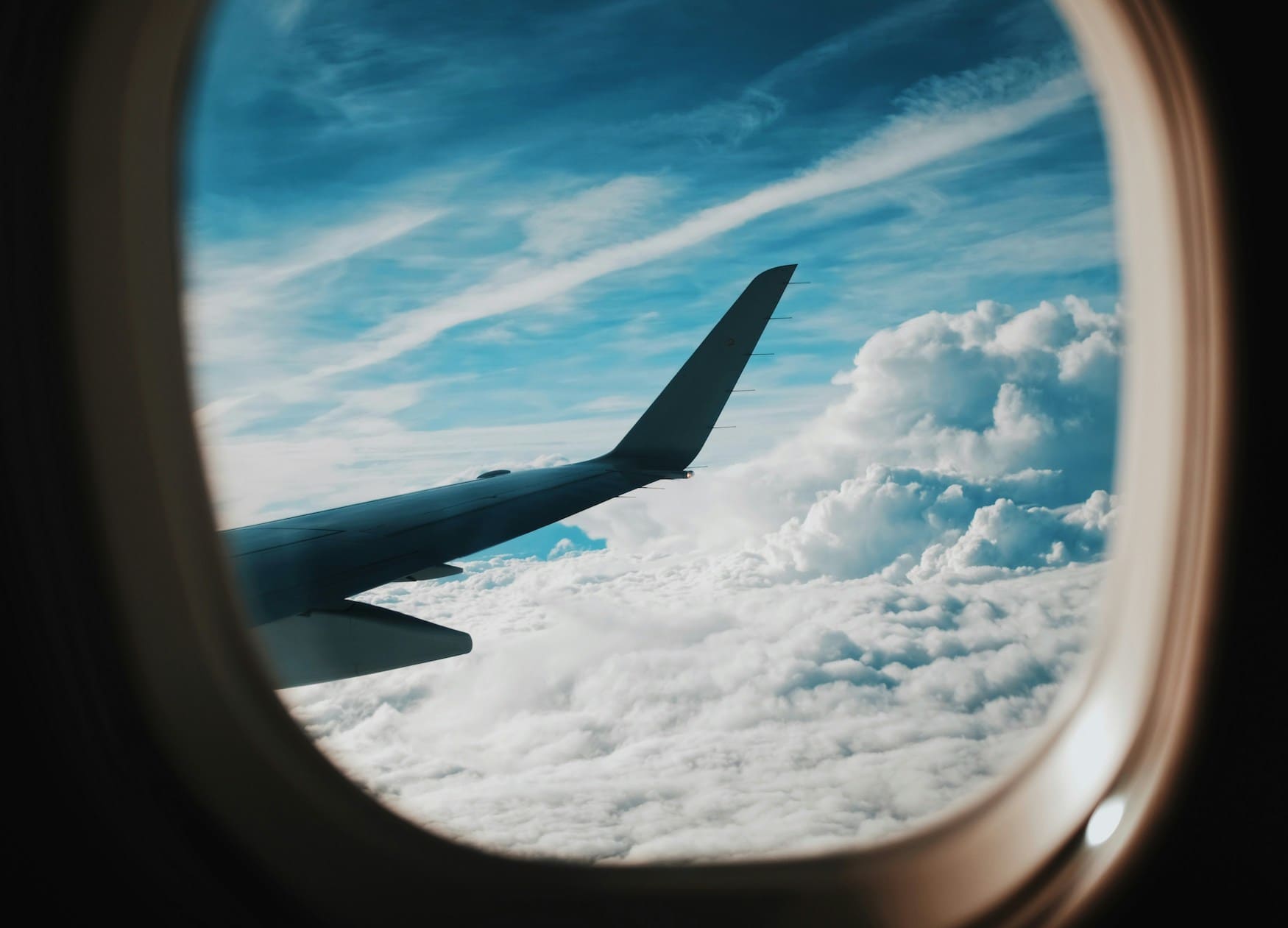 Blick aus dem Flugzeugfenster