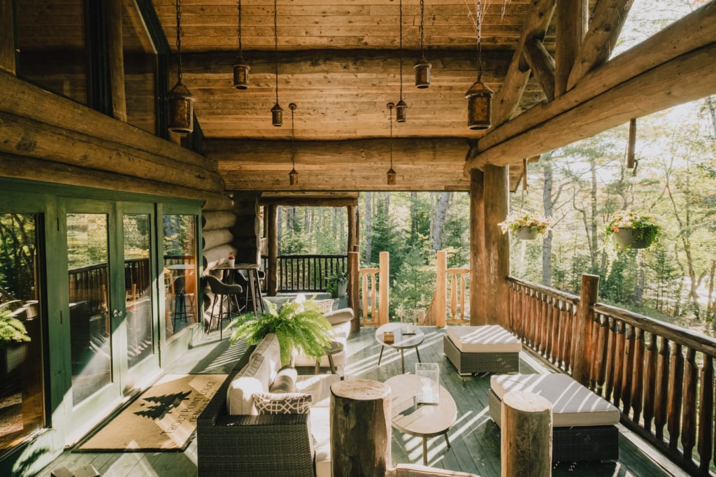 Außenberich der Trout Point Lodge in Nova Scotia. Unterkunft in Kanada.