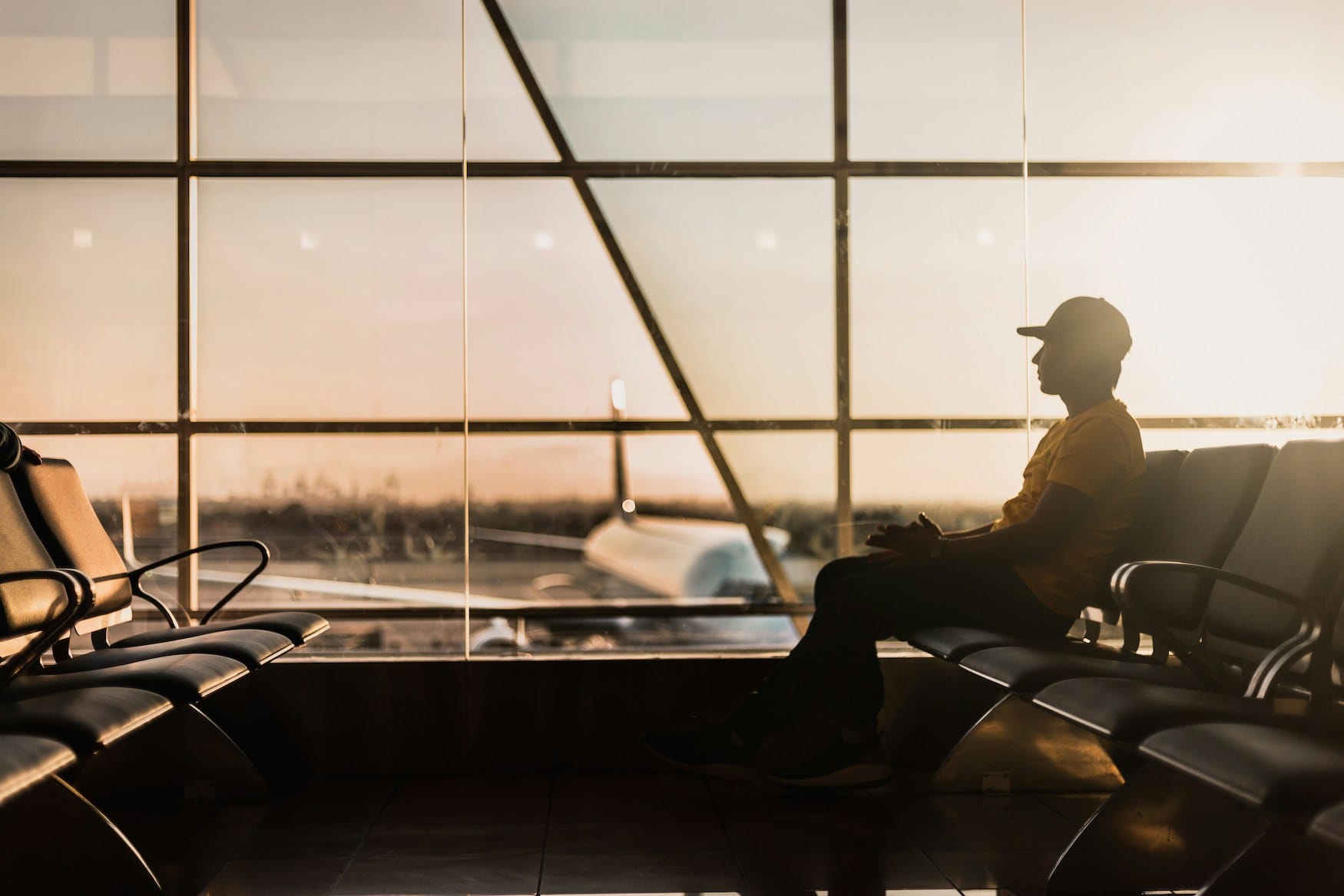 Mann in einer Wartehalle am Flughafen