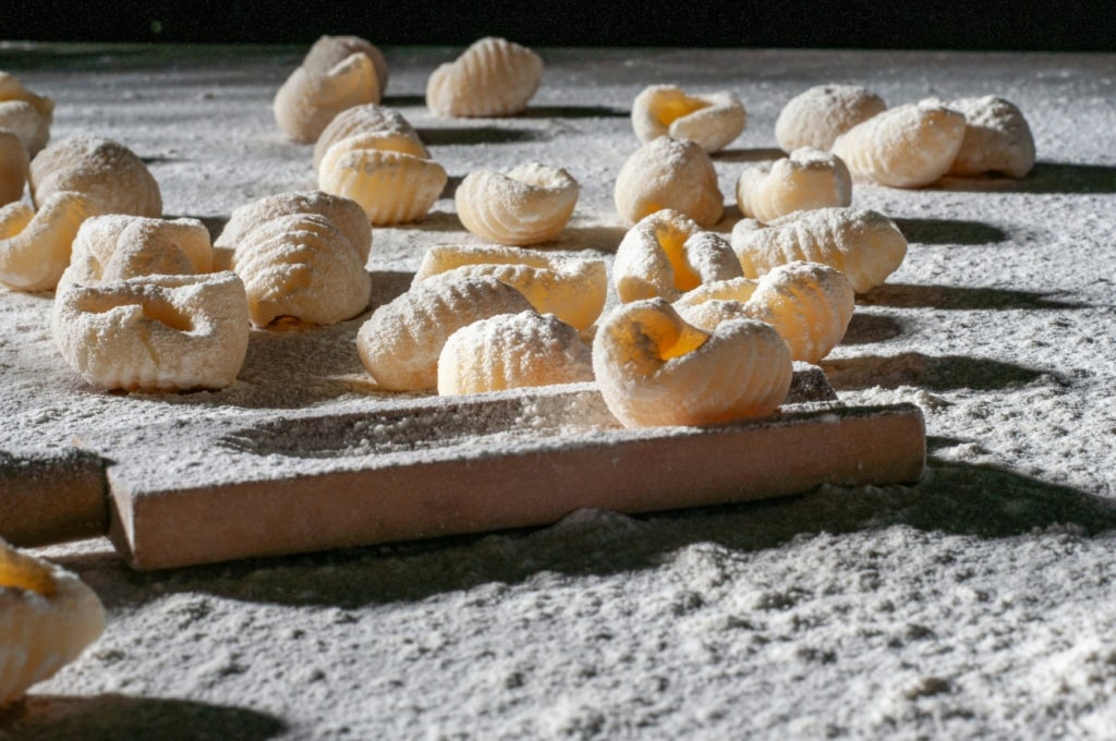 frische Gnocchi mit Mehl