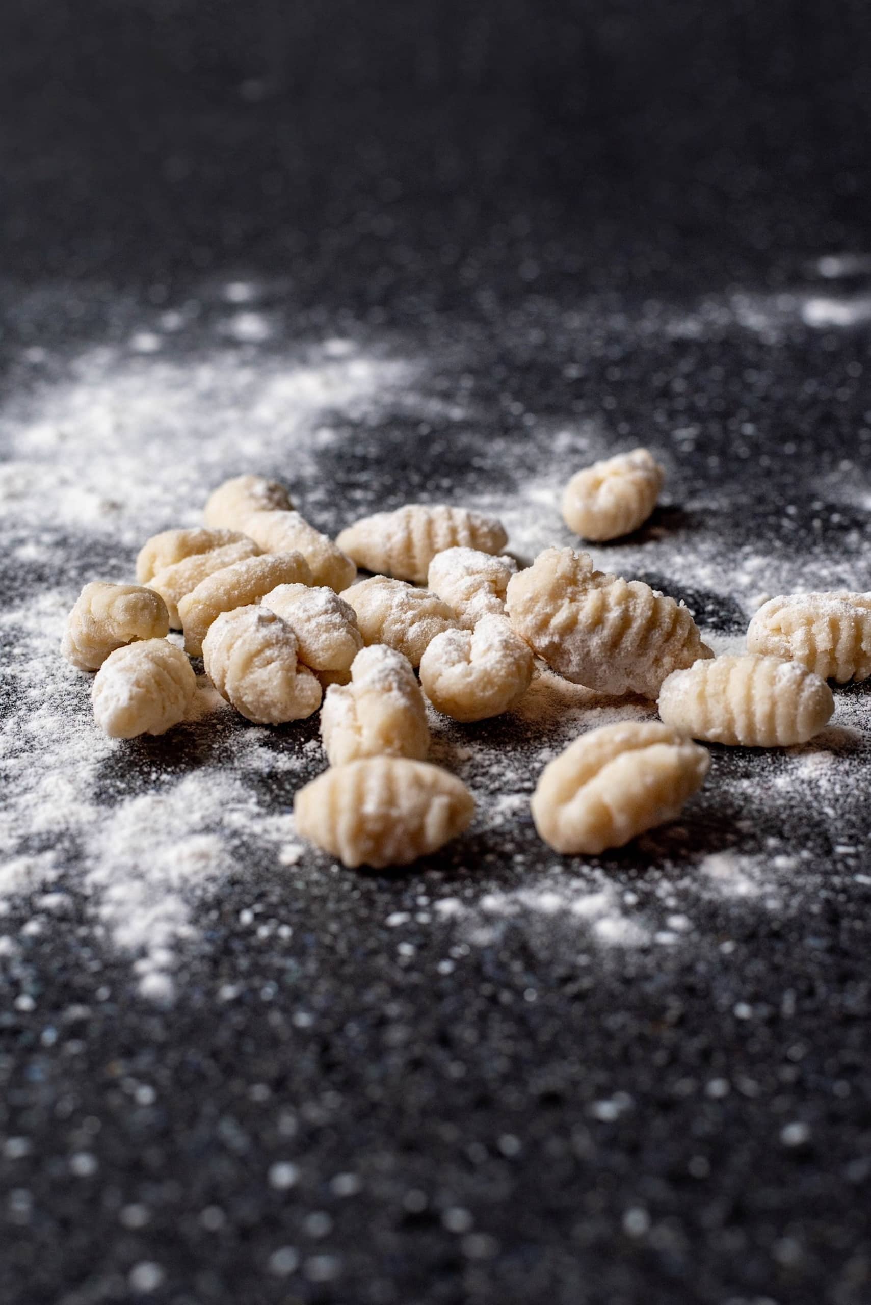 Mehl und frische Kartoffeln